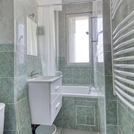 Apartment Le Parisien Chic- 4 Min Metro